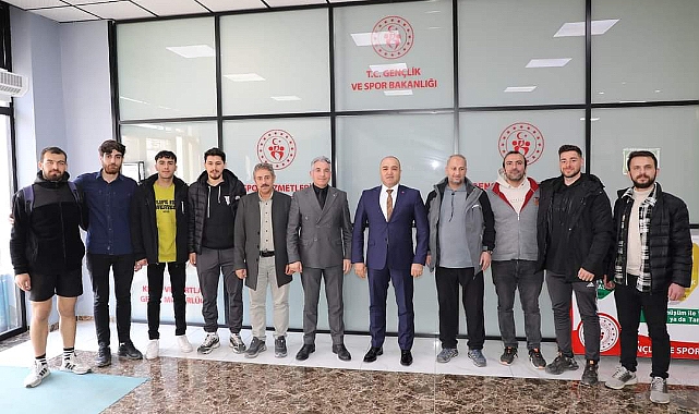 Ağrı Spor Hizmetleri Müdürü Cemil   Budak, şampiyon olan Erkek Voleybol takımını tebrik etti