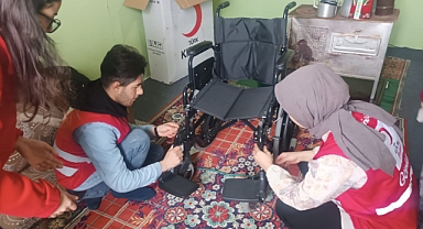 Kızılay Doğubayazıt’tan, ihtiyaç sahiplerine tekerlekli sandalye hediye edildi