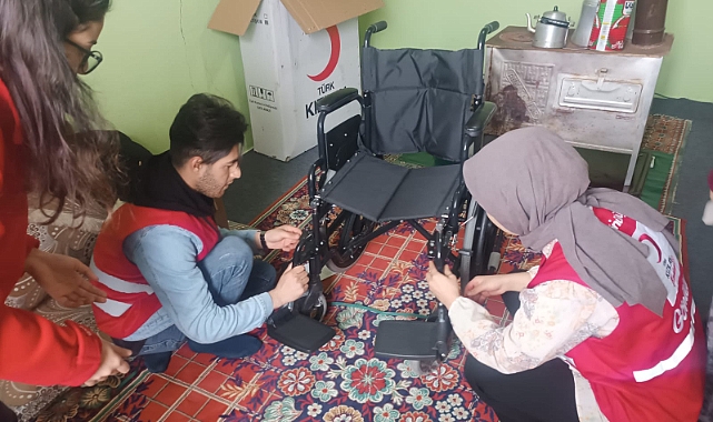 Kızılay Doğubayazıt’tan, ihtiyaç sahiplerine tekerlekli sandalye hediye edildi
