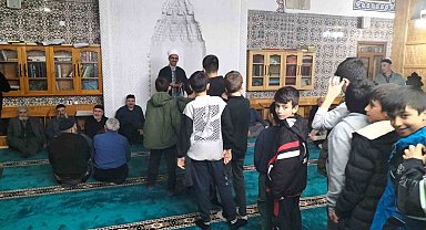 Erzurum'da minik kalpler camilere akın etti