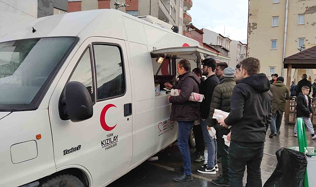 Hakkari Valisi Ali Çelik çocuklara bayram harçlığı verdi