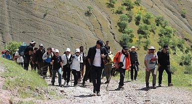 Hakkarili dağcılar Irak sınırında doğa yürüyüşü yaptı