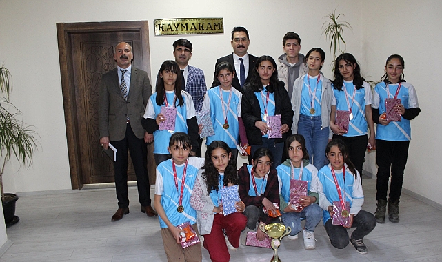 Hamur’un başarılı kızlarından Kaymakam Yıldırım’a ziyaret