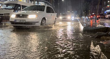 Sağanak Yağış Yüksekova'da caddeleri göle çevirdi
