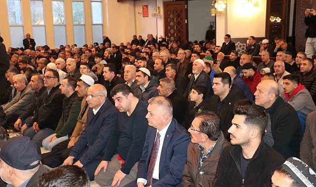 Vatandaşlar bayram namazı için camilere akın etti