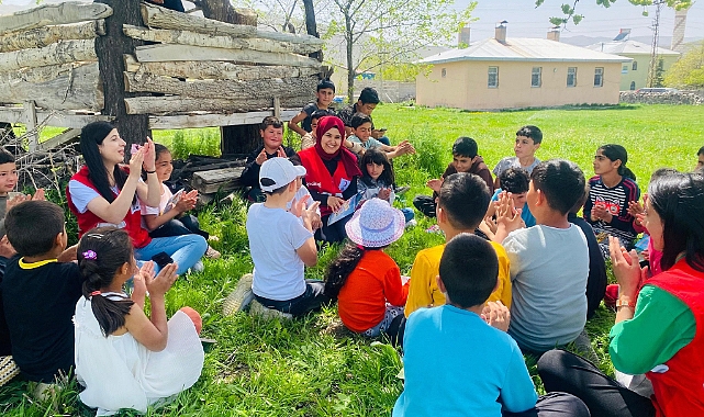 Doğubayazıt Kızılay Gönüllülerinden kitap okuma etkinliği