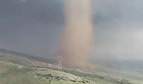 Erzurum'da hortum çatı uçurdu