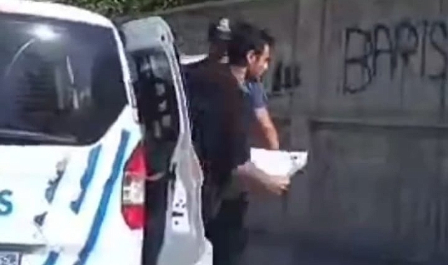 Ağrı'da polisler YKS'ye yetişemeyen öğrencilere yardım eli uzatıyor