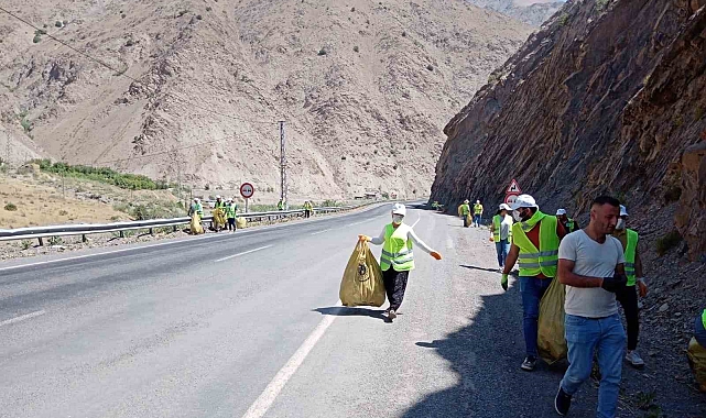 Çevre temizliği Hakkari-Van kara yolunda