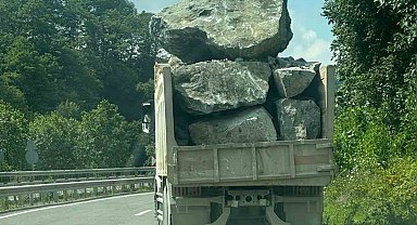 Kaya yüklü kamyonlar sürücüleri korkutuyor