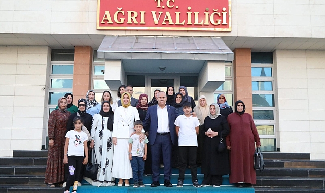 Ağrı Valisi Koç,"Güçlü anneler, güçlü Türkiye" diyerek annelerle buluştu
