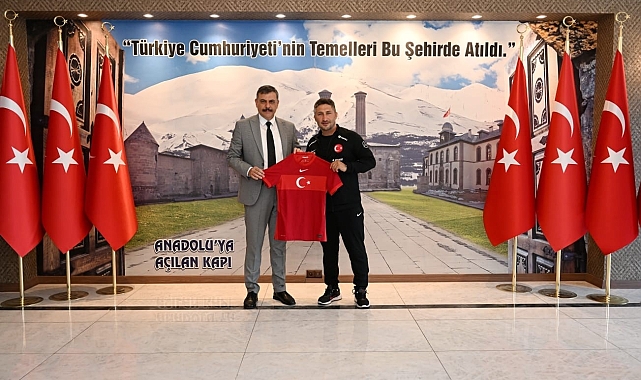 Milli takım formasını Vali Çiftci'ye hediye ettiler