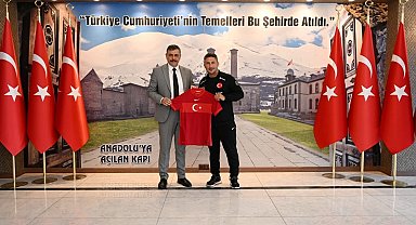 Milli takım formasını Vali Çiftci'ye hediye ettiler