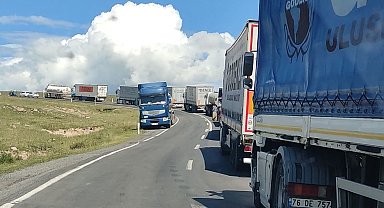 Posof karayolunda TIR devrildi, yol ulaşıma kapandı