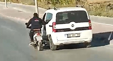 Motosiklet sürücüsünün tehlikeli yolculuğu kamerada