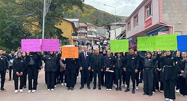 Posof 'ta Üniversite öğrencileri kadına yönelik şiddete tepki gösterdi