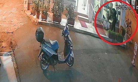 Bisikletli çuval hırsızlığı kamerada
