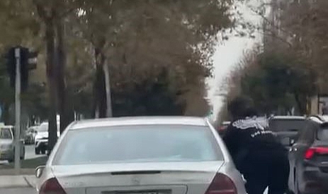 Kaldırımda araç kullanan sürücü yakalandı