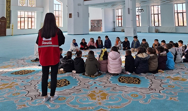 Kızılay Ağrı gönüllüleri, minikleri kucakladı