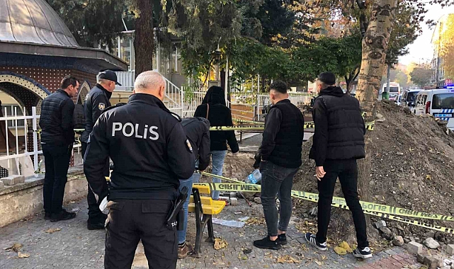 Şehrin göbeğinde belediye personeli kılığıyla define kazısından tarihi lahit ve küp parçaları çıktı