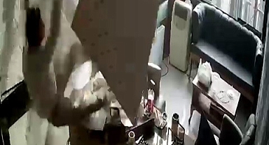 Temizlik için çıktığı asma tavan çöktü, kendini yerde buldu
