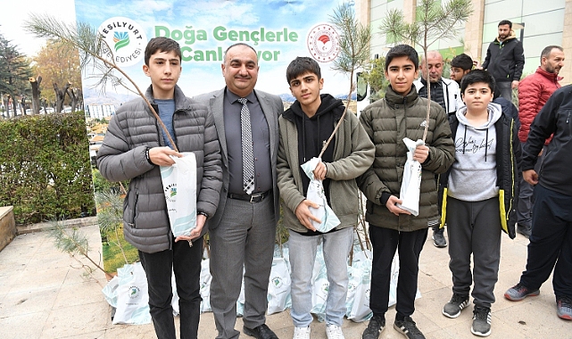 Yeşilyurt’ta bin adet çam fidanı dağıtıldı