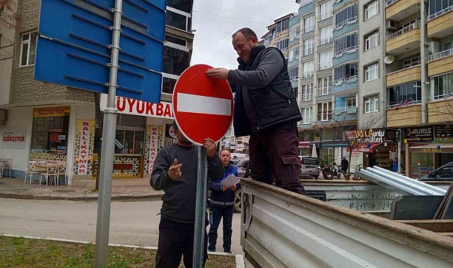 Bafra’da trafik bilgi ve işaret levhaları yenileniyor
