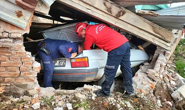 Balıkesir’de ağıla giren otomobilin sürücüsü hayatını kaybetti