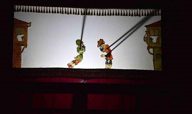Çocuklar Hacivat-Karagöz oyunuyla eğlendi