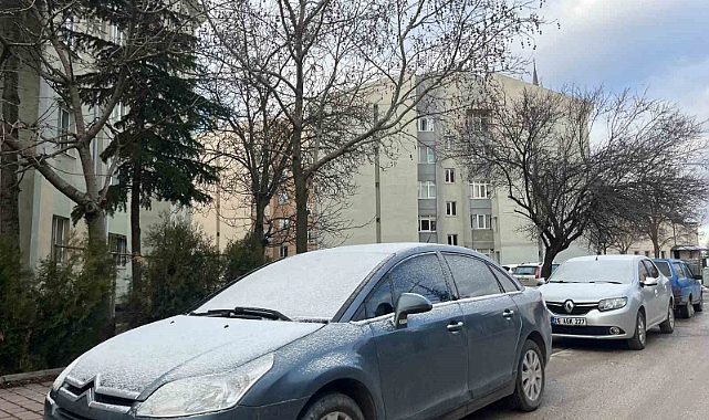 Eskişehir’in yüksek kesimlerindeki araçlar beyaza büründü