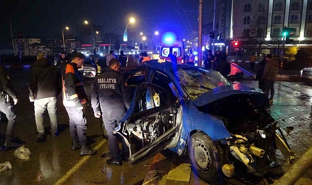 Feci kaza kavşakta çarpışan 2 araç hurdaya döndü: 4 yaralı