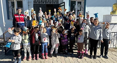 Jandarma, miniklere hayvan sevgisini aşıladı