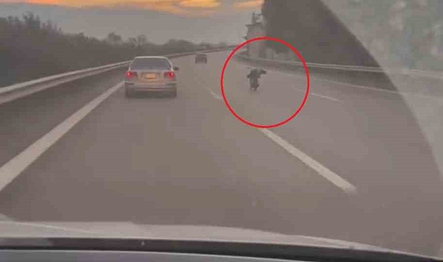 Otobanda motosikletini yatarak kullandı