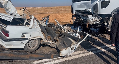 Demir yığınına dönen otomobilin sürücüsü hayatını kaybetti