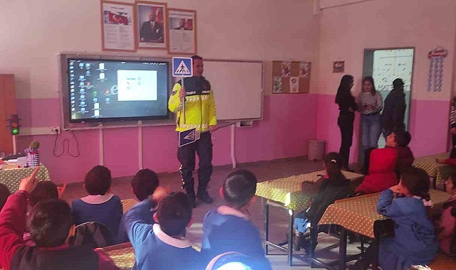 Kars’ta öğrencilere jandarmadan trafik eğitimi