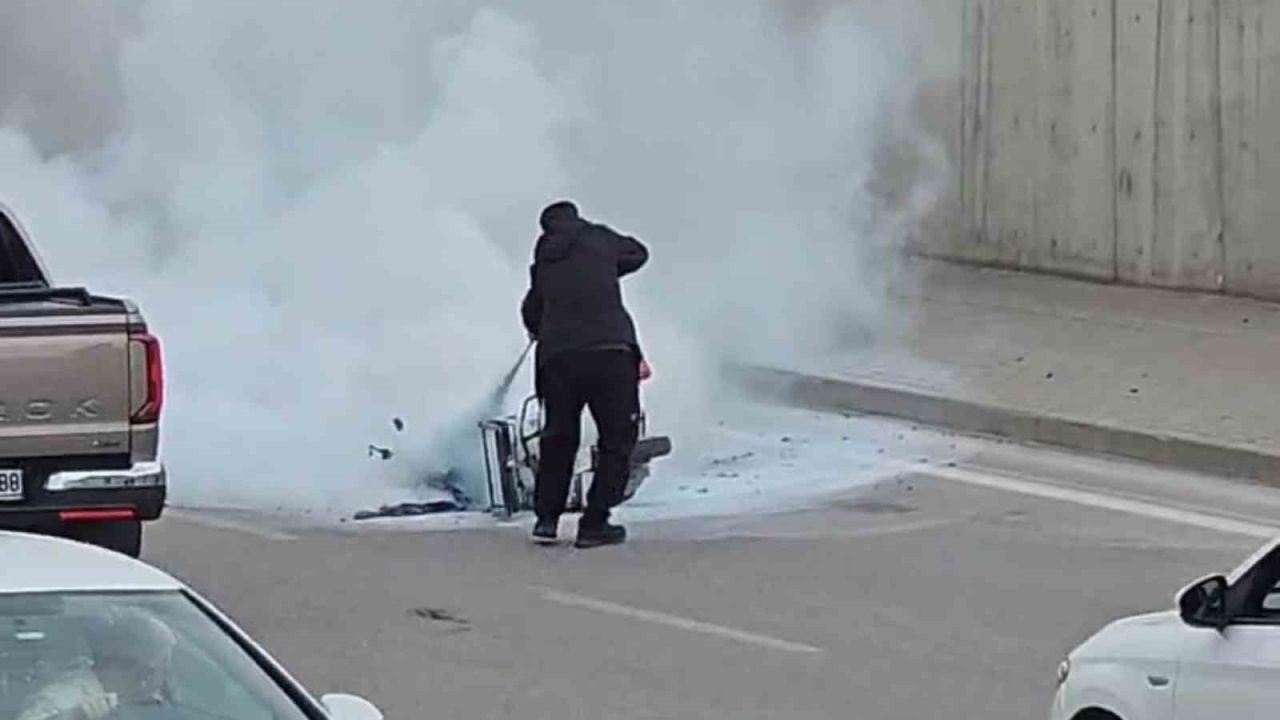 Seyir halindeki motosiklet alev aldı