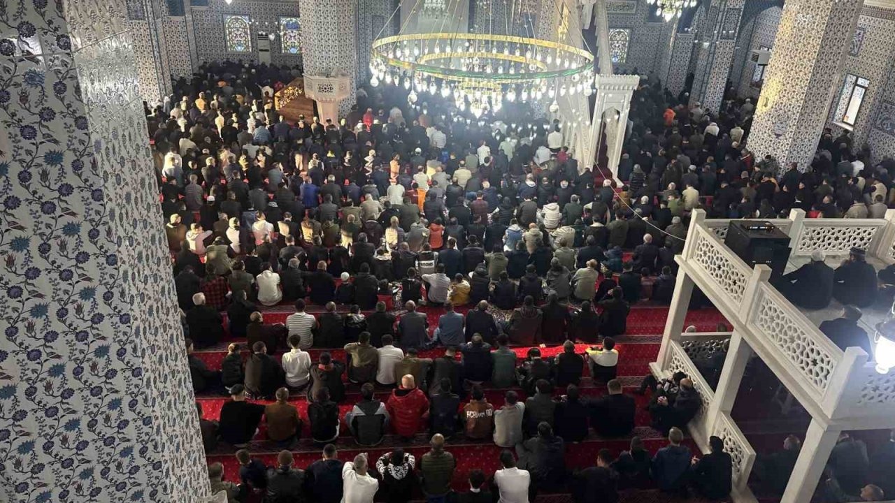 Türkiye’de ilk bayram namazı Iğdır’da kılındı