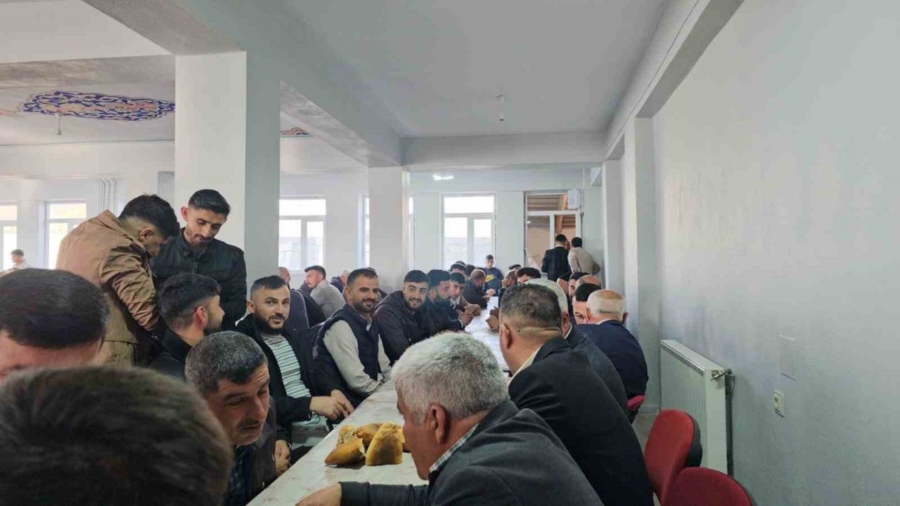 Adilcevaz'ın Aydınlar beldesinde yüzlerce kişi bayram yemeğinde buluştu
