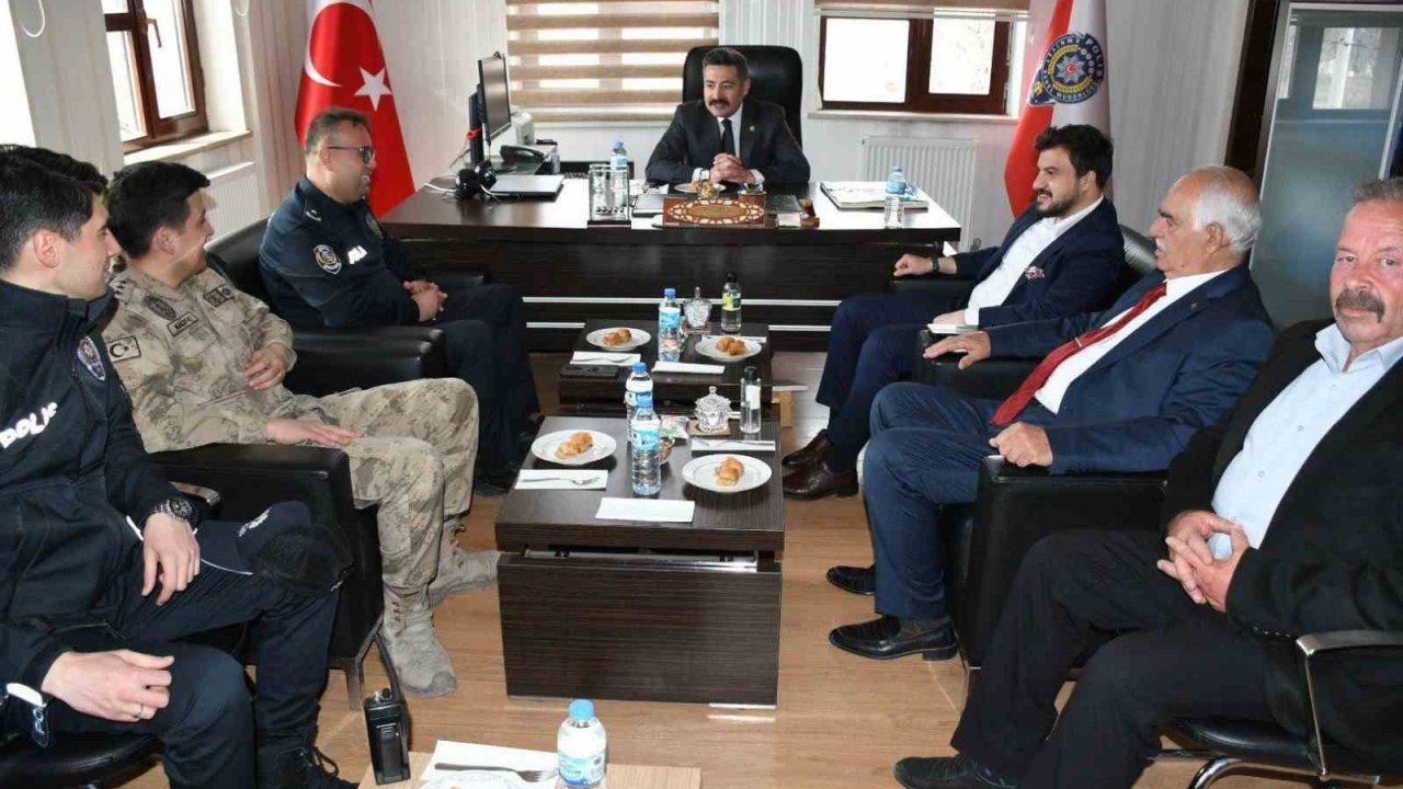 Adilcevaz İlçe Kaymakamı Özçelik’ten güvenlik güçlerine bayram ziyareti