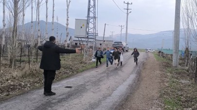Polis memuru Mustafa Şahin köy çocuklarını sevindirdi