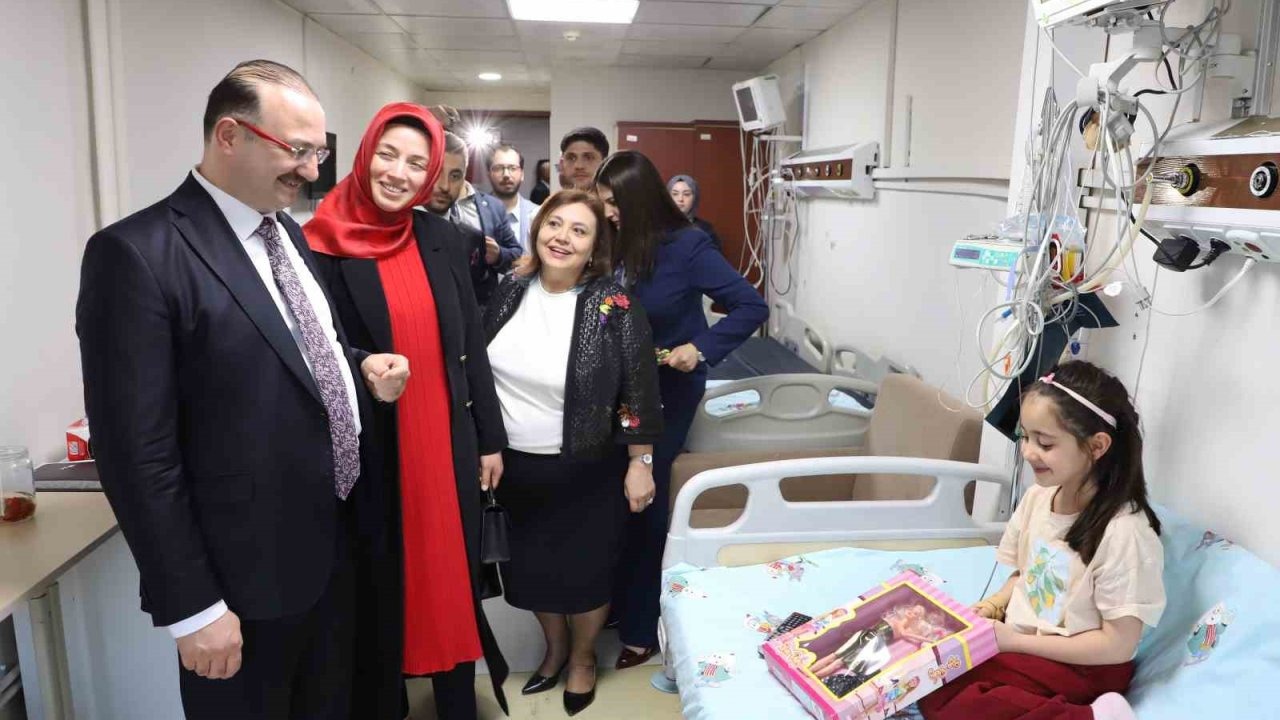 Rektör Ahmet Hacımüftüoğlu ile eşinden anlamlı bayram ziyareti