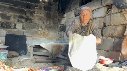 Ağrı’da Kadınlar Kışa Hazırlık İçin İmece Usulü Tandır Ekmeği Pişiriyor (Videolu Haber)