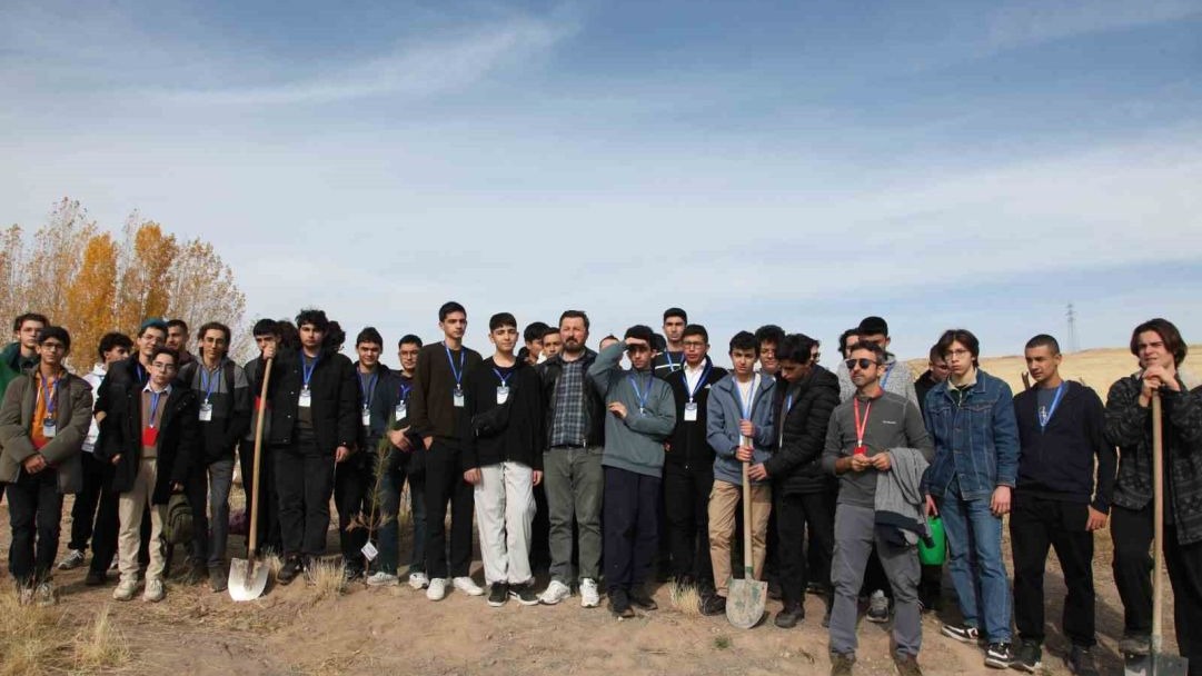 Bitlis’in  Ahlat İlçesinde "Maziden Atiye" programı kapsamında öğrenciler fidan dikti