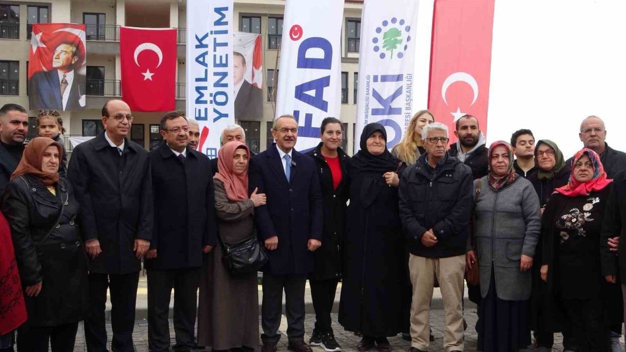 Deprem konutlarının anahtar teslimi sürüyor