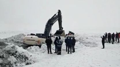 Göle batan iş makinası çıkarıldı