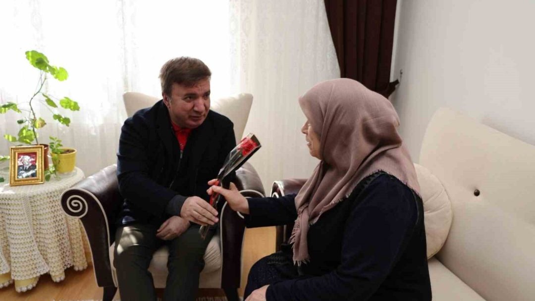 Erzincan'da şehit annesine 8 Mart ziyareti