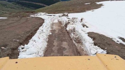 Karla kaplanan yayla yolunu belediye ekipleri açtı