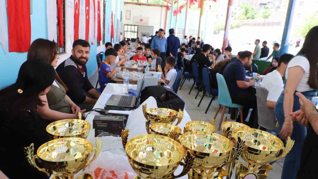 120 sporcunun katıldığı satranç turnuvası sona erdi