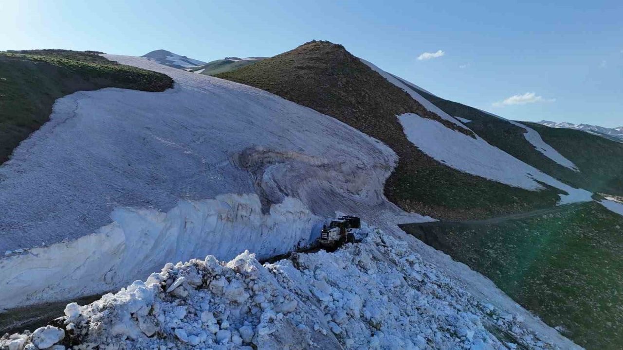 5 metreyi bulan karda yayla yolları açılıyor