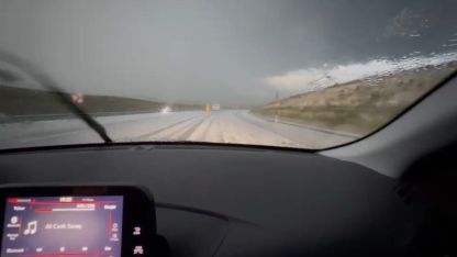 Kars’ta dolu yağışı yolları beyaza bürüdü